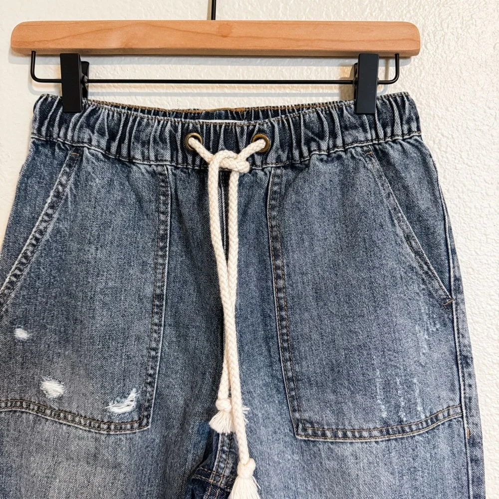 Forever 21 Blue Distressed Women Jeans - Picture 2 of 4